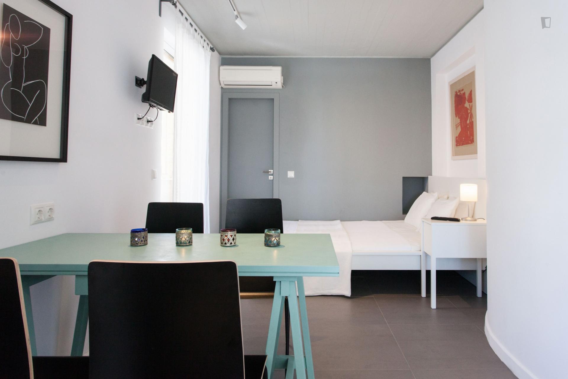 Cool studio near Alexandras Avenue