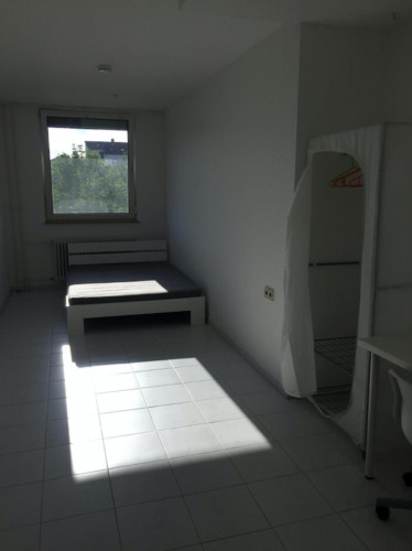 Sunny single-bedroom in a shared flat in Sindelfingen, near Sindelfingen Guttenbrunnstrasse bus stop