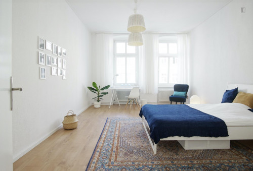 Welcoming Spacious Room In 3-Bedroom Flat Near East Side Gallery - 1