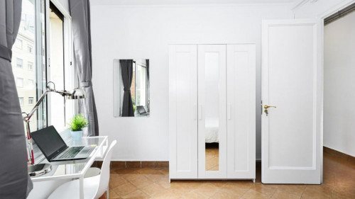 Snug double bedroom in a 5-bedroom apartment near El Clot - Aragó train station - Gallery - 18