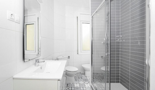 Snug double bedroom in a 5-bedroom apartment near El Clot - Aragó train station - Gallery - 6