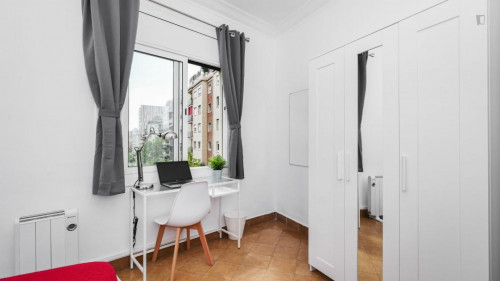 Snug double bedroom in a 5-bedroom apartment near El Clot - Aragó train station - Gallery - 17
