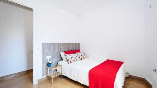 Snug double bedroom in a 5-bedroom apartment near El Clot - Aragó train station - Gallery - 19