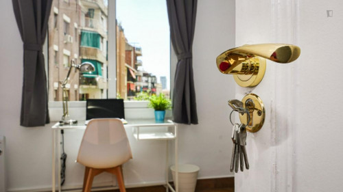 Snug double bedroom in a 5-bedroom apartment near El Clot - Aragó train station - Gallery - 15