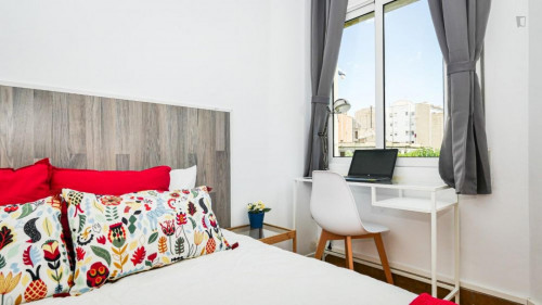 Cool double bedroom in a 5-bedroom apartment near El Clot - Aragó train station