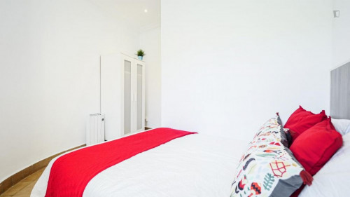 Cool double bedroom in a 5-bedroom apartment near El Clot - Aragó train station