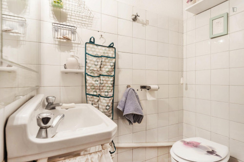 Single bedroom, with balcony, in 3-bedroom apartment - Gallery - 12