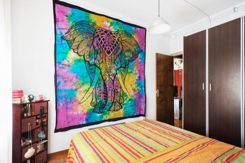 Snug double bedroom in Sant Gervasi - Galvany