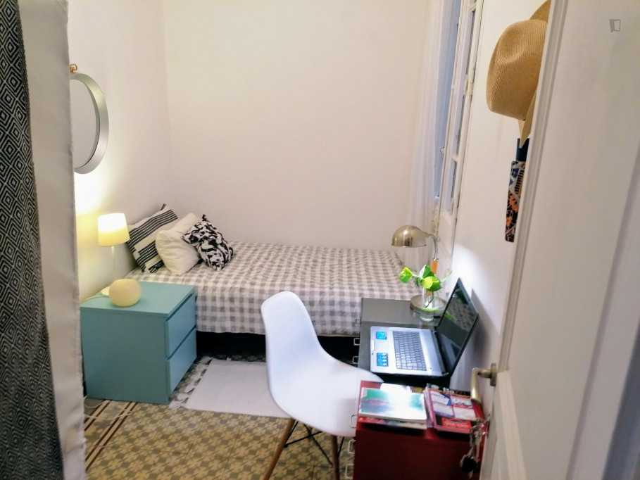Single bedroom in a 2-bedroom apartment near Glòries metro station