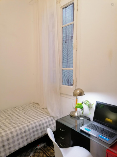 Single bedroom in a 2-bedroom apartment near Glòries metro station