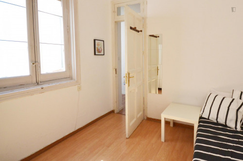 Single bedroom in a 11-bedroom flat in Asturias, next to Palacio Real de Madrid  - Gallery -  3