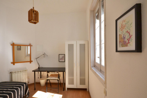 Single bedroom in a 11-bedroom flat in Asturias, next to Palacio Real de Madrid  - Gallery -  1