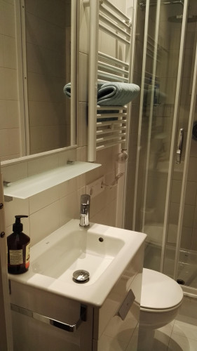 Private bedroom in apartment with own toilet and kitchen - Gallery - 10