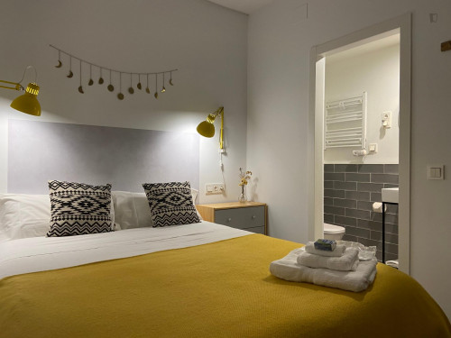 Double bed with in-suite private bathroom near Avenida de América metro  - Gallery -  1