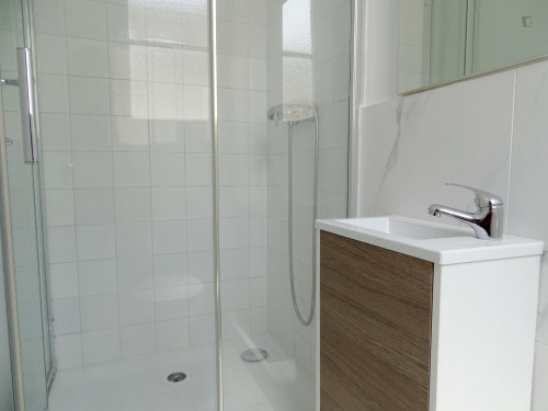 RH18-R5 Single bedroom in 9-bedroom apartment.