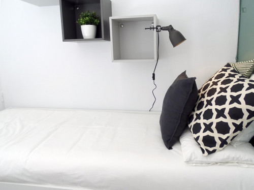 RH18-R5 Single bedroom in 9-bedroom apartment. - Gallery - 26