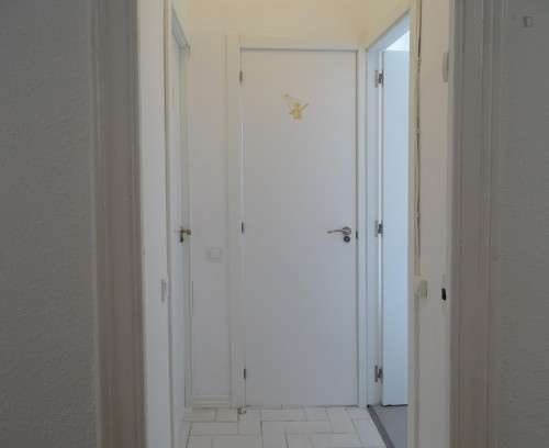 RH18-R5 Single bedroom in 9-bedroom apartment.