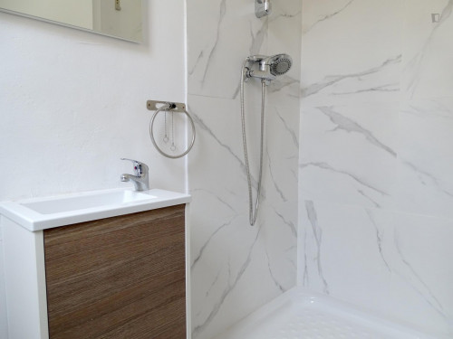 RH18-R5 Single bedroom in 9-bedroom apartment.  - Gallery -  5