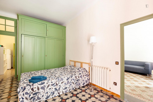 Double bedroom in 5-bedroom apartment