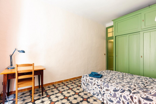Double bedroom in 5-bedroom apartment