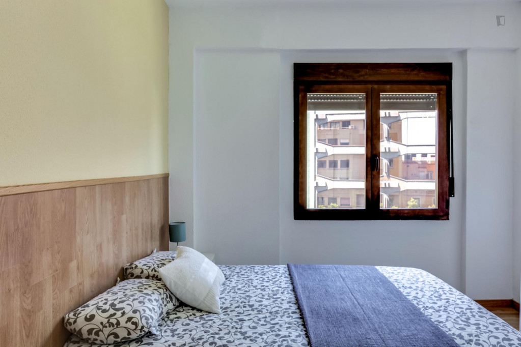 Cosy single bedroom near Urquinaona metro station