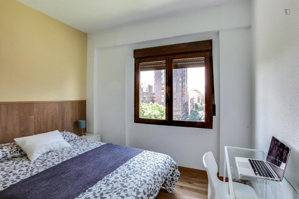Cosy single bedroom near Urquinaona metro station