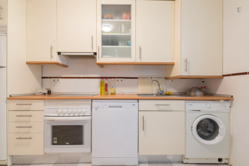 Pleasant double bedroom near the Tirso de Molina metro - Gallery - 9
