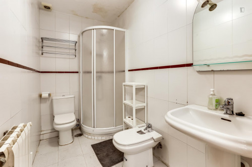 Inviting double bedroom in proximity to Museo Nacional Centro de Arte Reina Sofía - Gallery - 3
