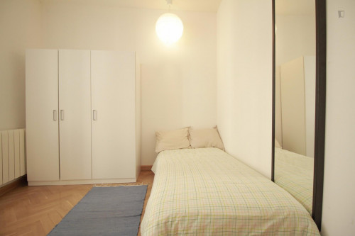 Inviting double bedroom in proximity to Museo Nacional Centro de Arte Reina Sofía - Gallery - 16