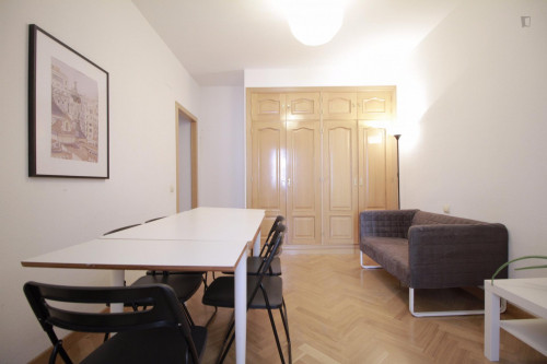 Inviting double bedroom in proximity to Museo Nacional Centro de Arte Reina Sofía - Gallery - 11