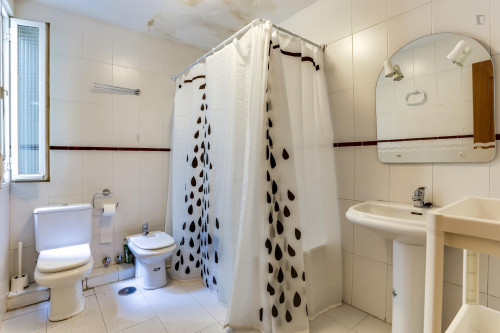 Inviting double bedroom in proximity to Museo Nacional Centro de Arte Reina Sofía - Gallery - 4