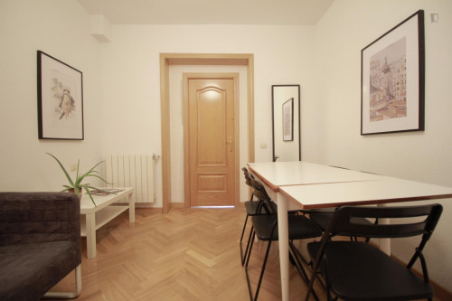 Inviting double bedroom in proximity to Museo Nacional Centro de Arte Reina Sofía - Gallery - 7