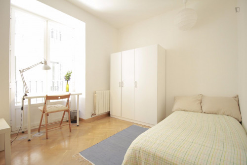 Inviting Double Bedroom In Proximity To Museo Nacional Centro De Arte Reina Sofía - 2