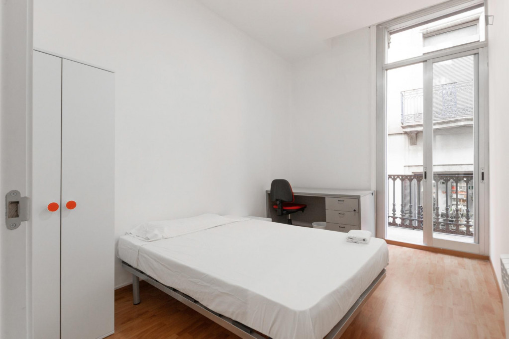 Double bedroom in Barrio gótico with central heating and balcony