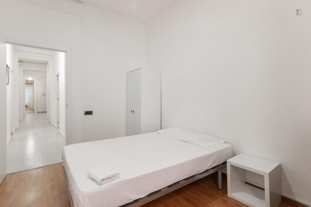 Double bedroom in Barrio gótico with central heating and balcony