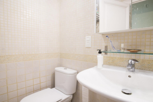 Single room in 4 bedroom apartment close to Girona and Verdaguer metro station
