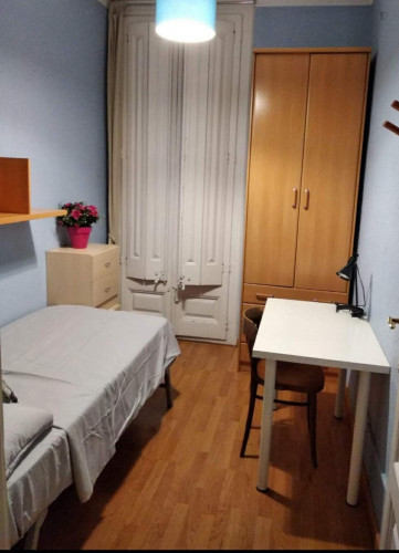 Single Room In 4 Bedroom Apartment Close To Girona And Verdaguer Metro Station - 1