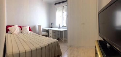 EXELENTE HABITACIÓN ARGUELLES