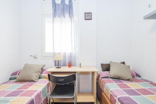 Cosy twin bedroom in a shared apartment in El Poblenou  - Gallery -  1