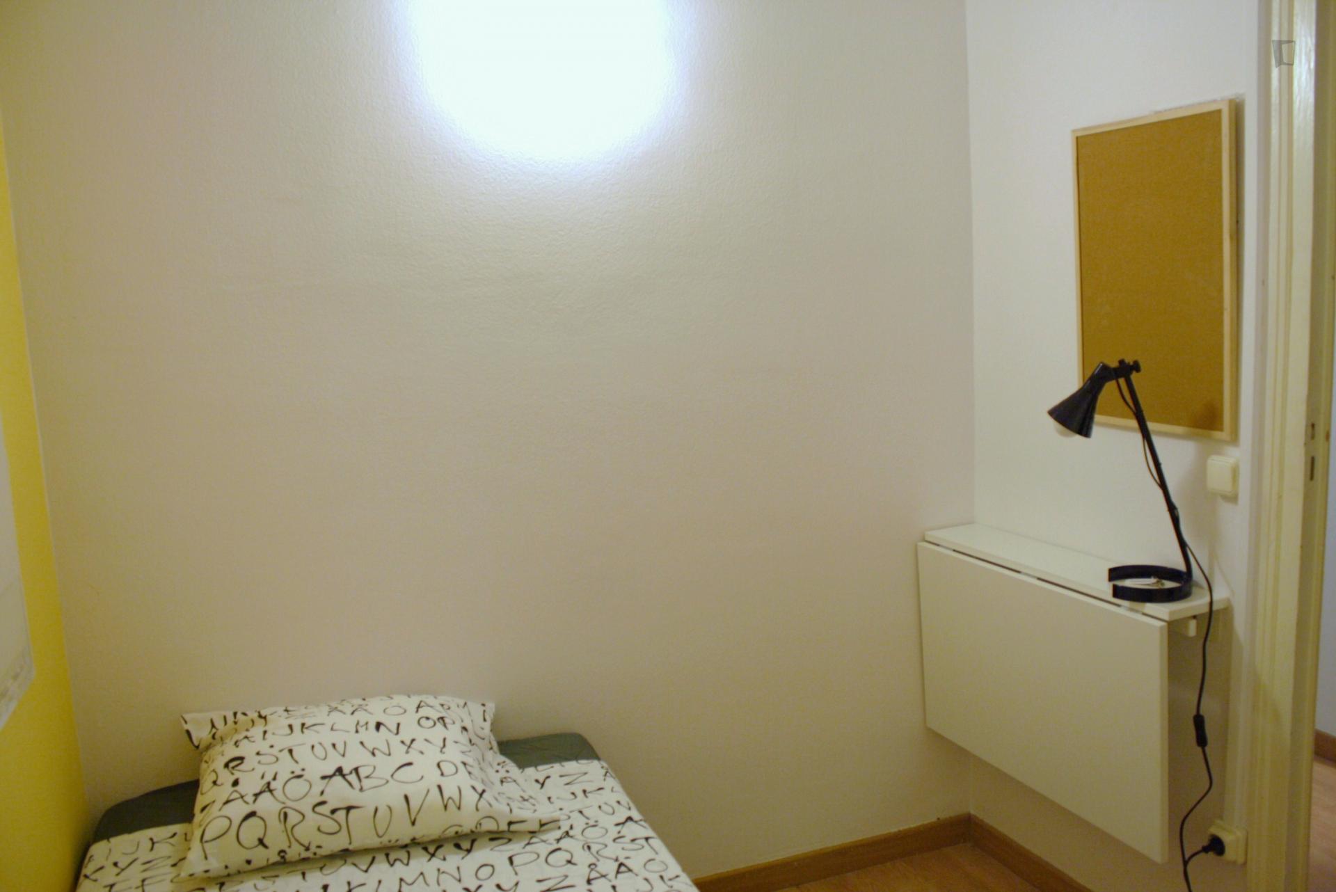 ROOM 6- Snug single bedroom near the IED Barcelona