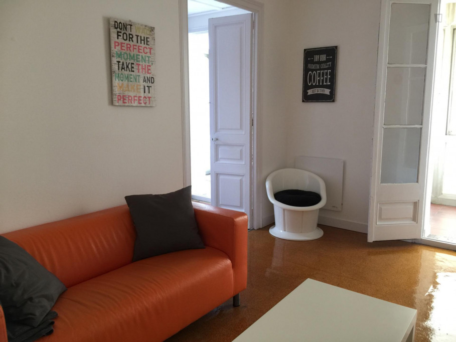 Comfy single bedroom in a 7-bedroom flat, close to the Girona metro station