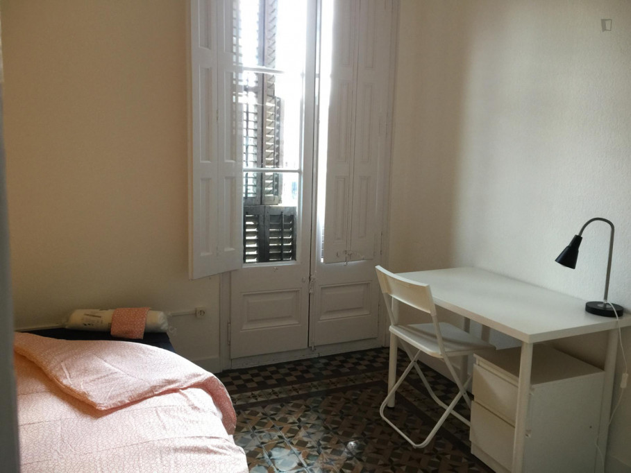 Comfy single bedroom in a 7-bedroom flat, close to the Girona metro station