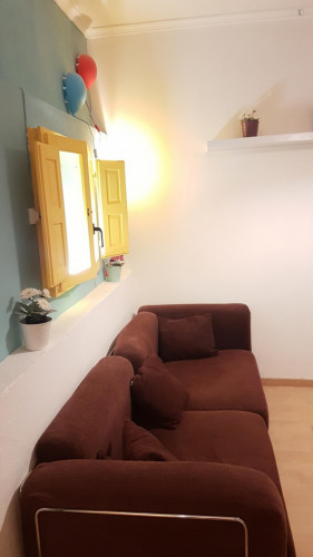 Lovely single bedroom in a 7-bedroom apartment