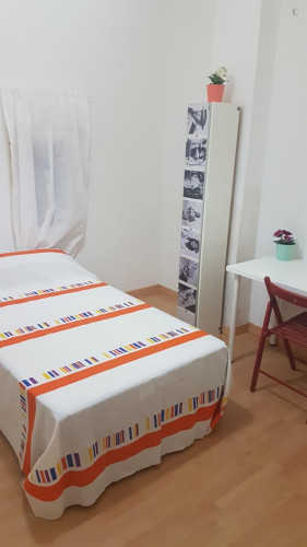 Lovely Single Bedroom In A 7-Bedroom Apartment - 2
