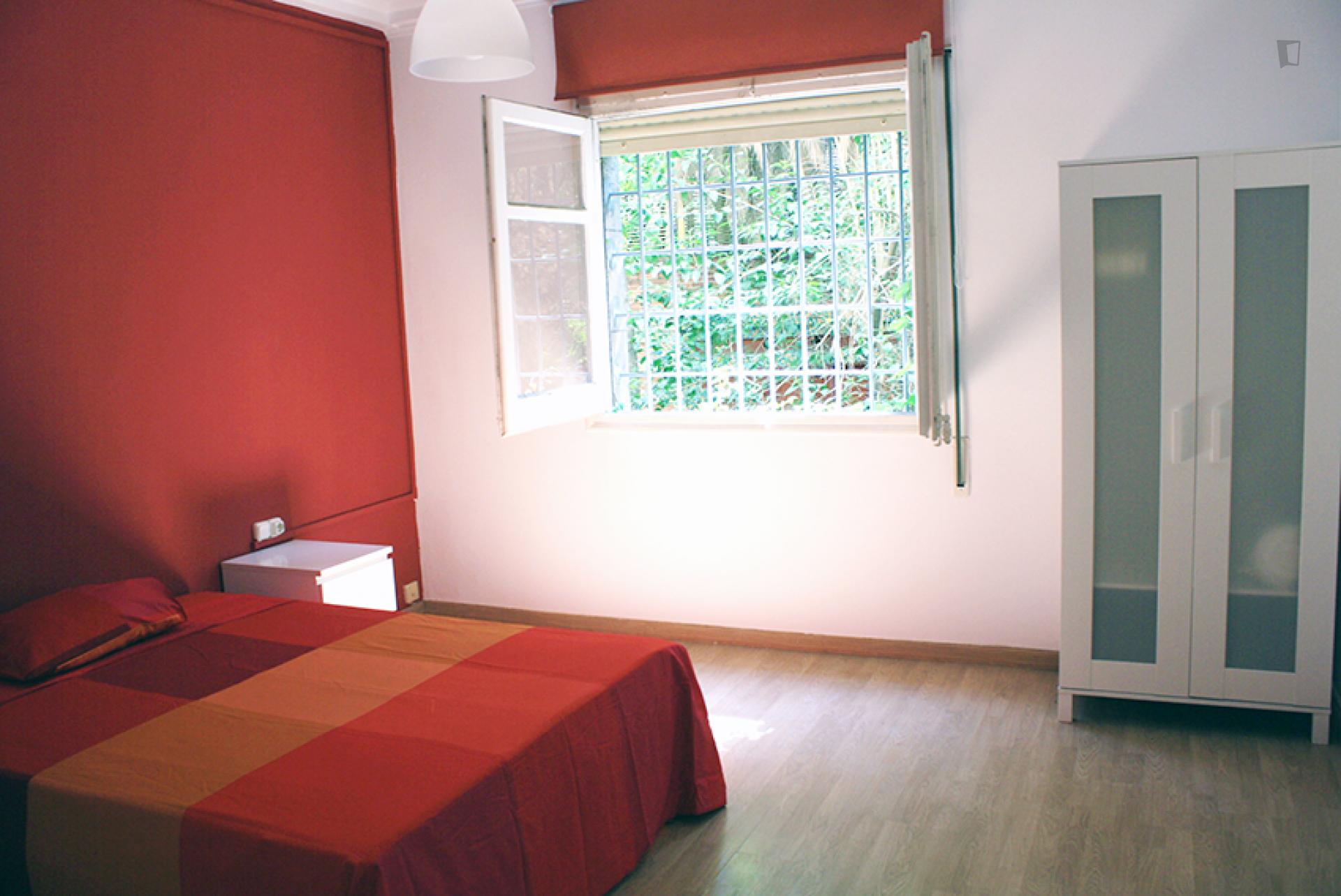 ROOM 1 - Lovely double bedroom in a 5-bedroom flat in Gràcia