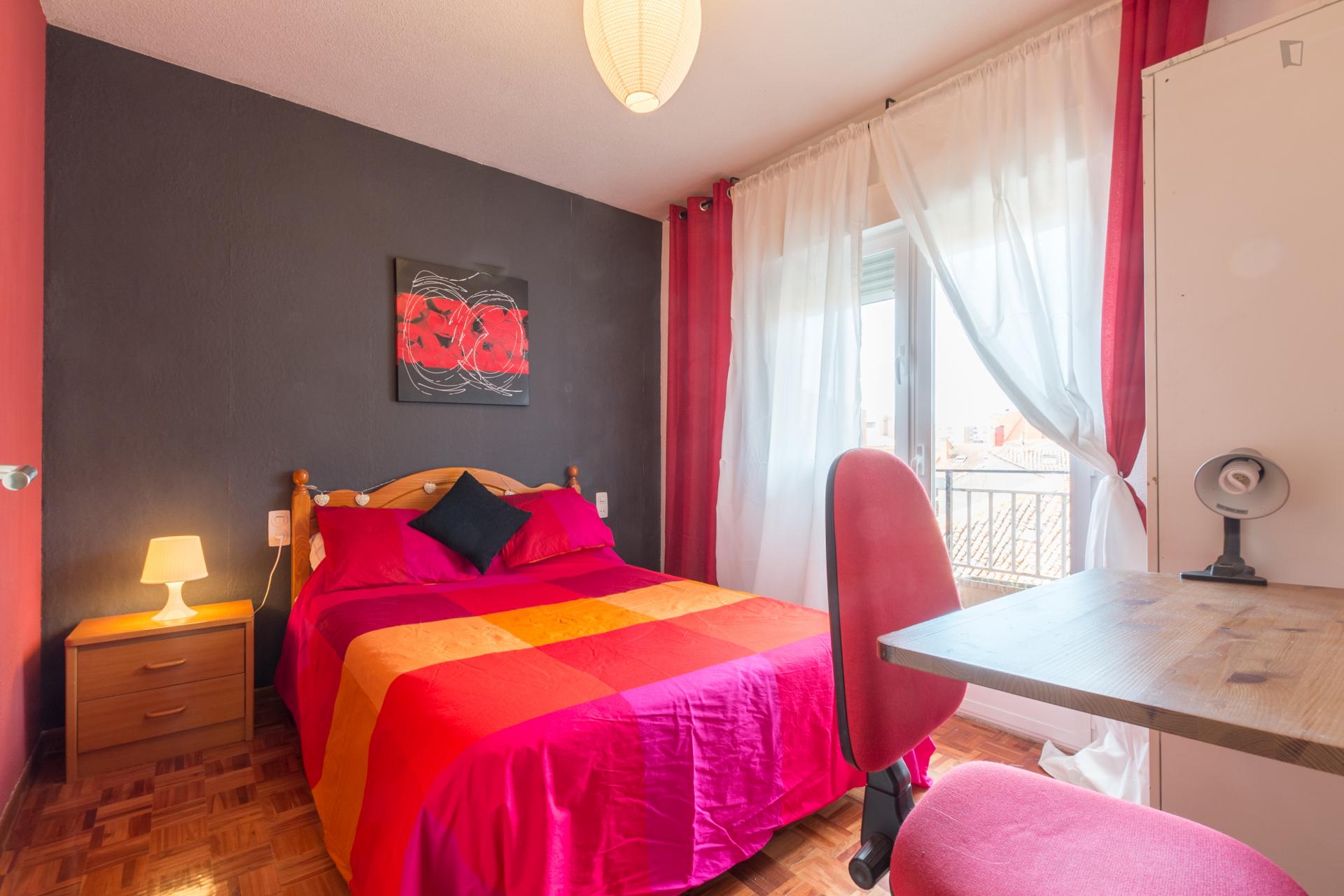 Colourful double bedroom minutes away from Alcala de Henares train