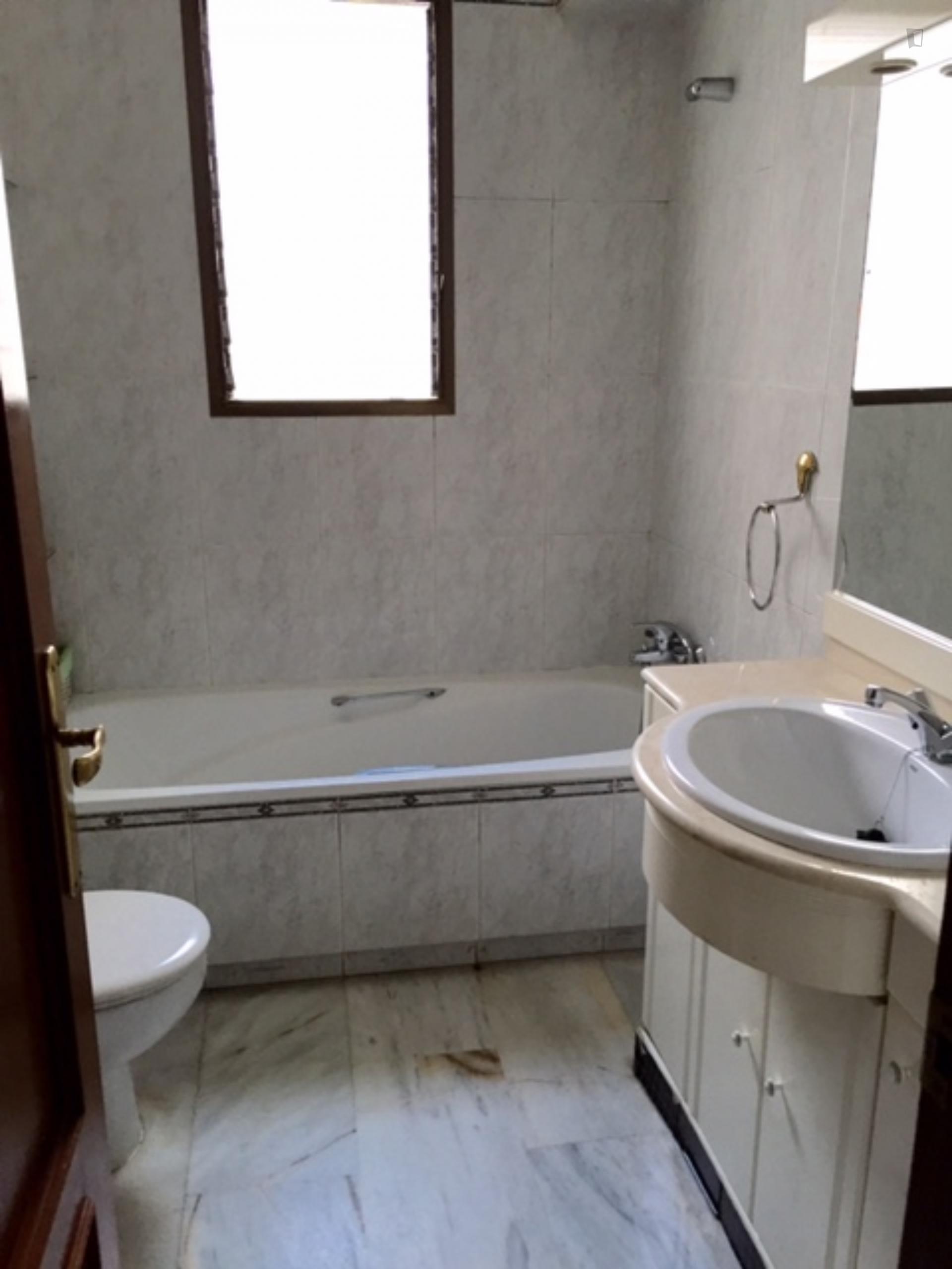 Single bedroom in a 4-bedroom apartment near Cruz de los Caídos