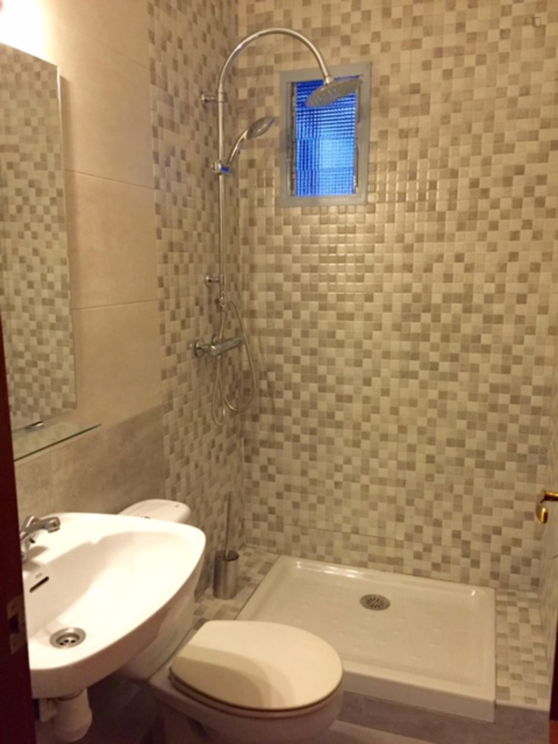 Single bedroom in a 4-bedroom apartment near Cruz de los Caídos