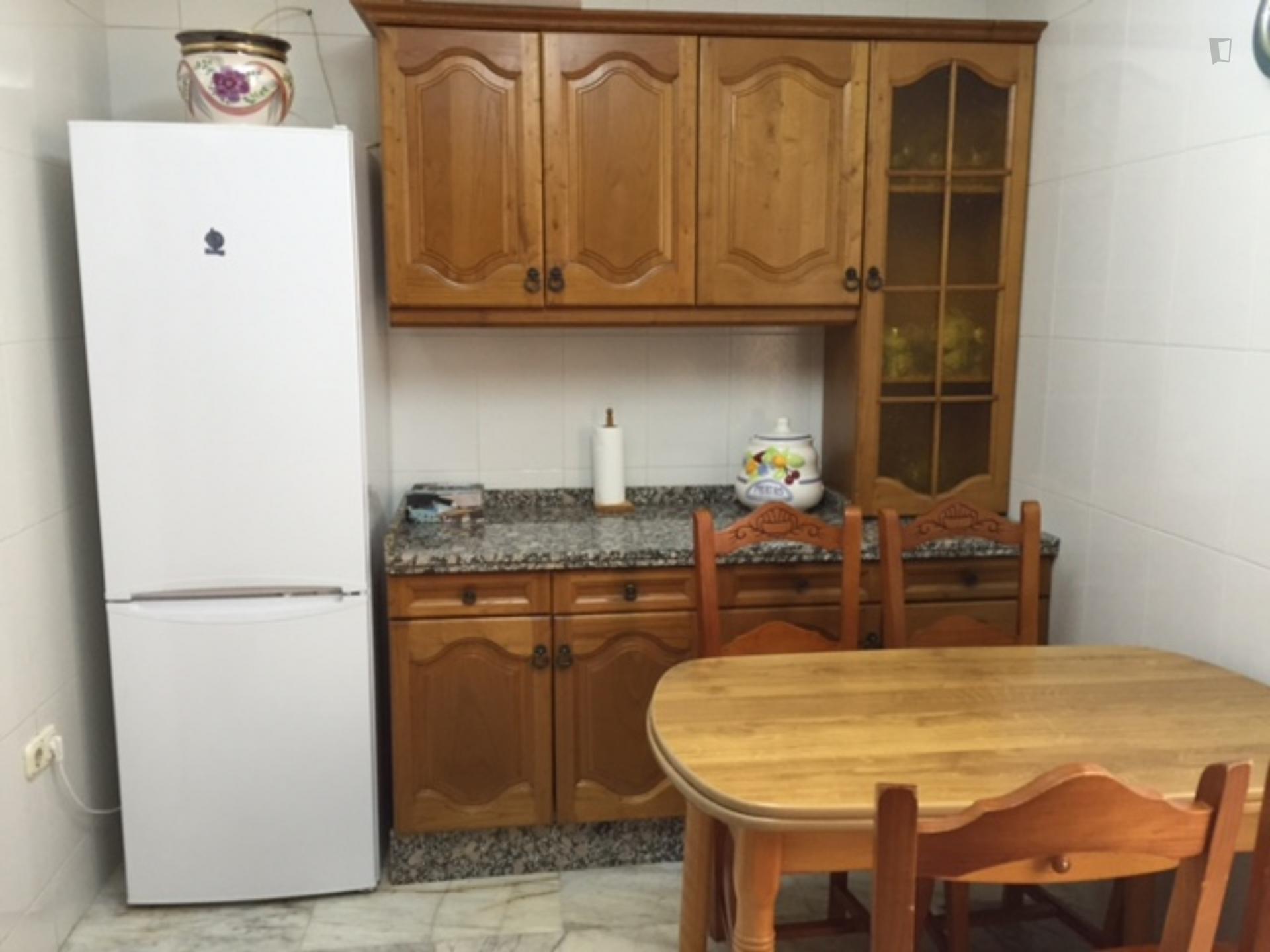 Single bedroom in a 4-bedroom apartment near Cruz de los Caídos