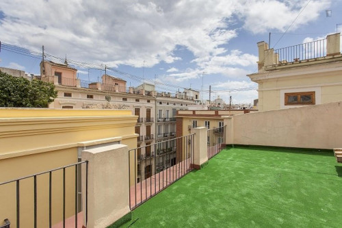 Snug double bedroom near Plaça de la Mare de Déu